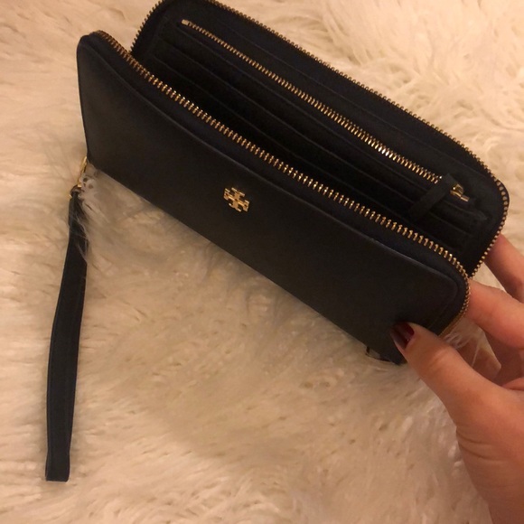 Tory Burch Handbags - Tory Burch Robinson Leather Wallet Tory Burch Handbags - Tory Burch Robinson Leather Wallet